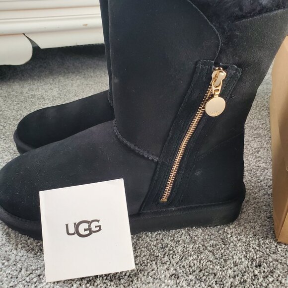 UGG Bailey Zip Short Size 8 Black - Picture 3 of 5